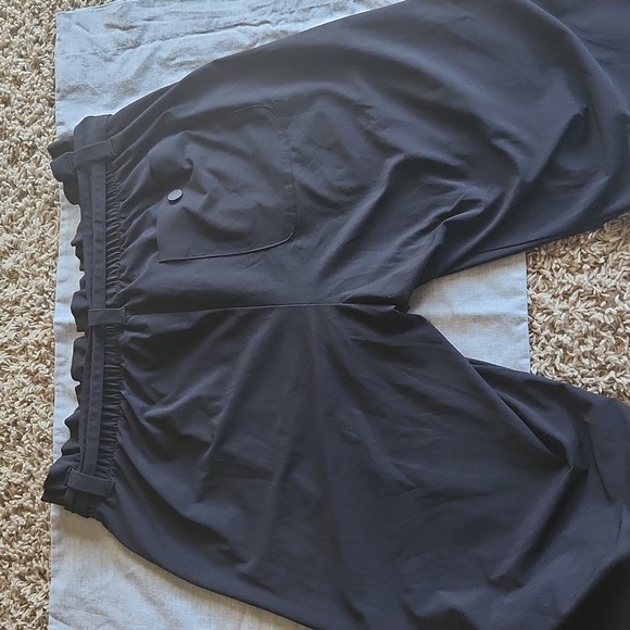 Athleta black womans capri pants size 14 - Picture 7 of 8